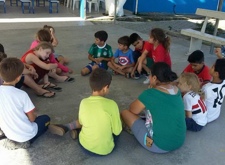 Casa da fraternidade inicia projeto de brincadeira antigas com seus alunos 